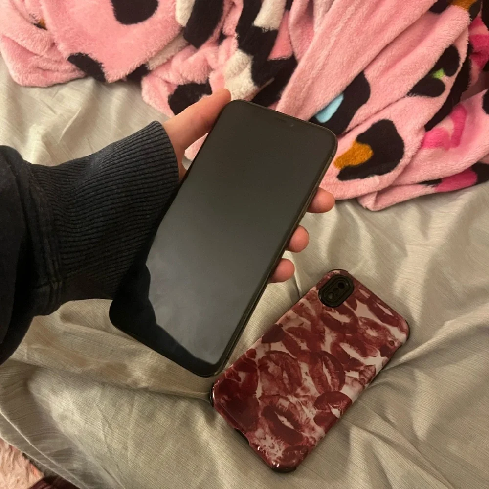 Apple iPhone 10 WITH case. SEND OFFERS!! And feel free to ask any questions